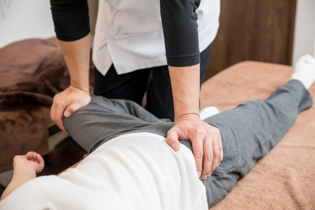 骨盤歪み矯正の施術風景