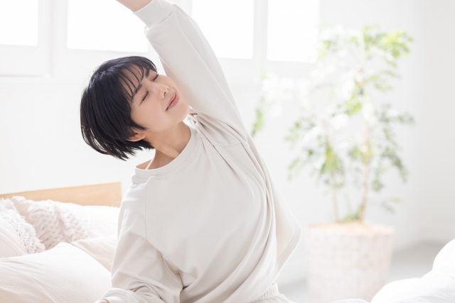 爽やかに目覚める女性